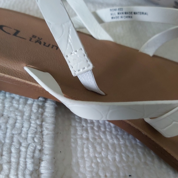 CL by Laundry white strappy sandals white flats Chinese Laundry y2k - Picture 13 of 13